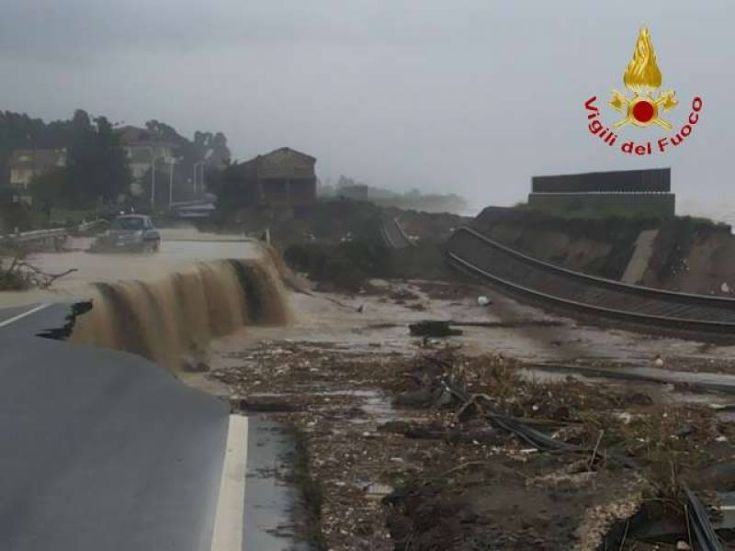 La Calabria si sbriciola sotto il maltempo: locride in ginocchio. Spazzati via diversi tratti della Statale 106 75 brancaleone rc (4)
