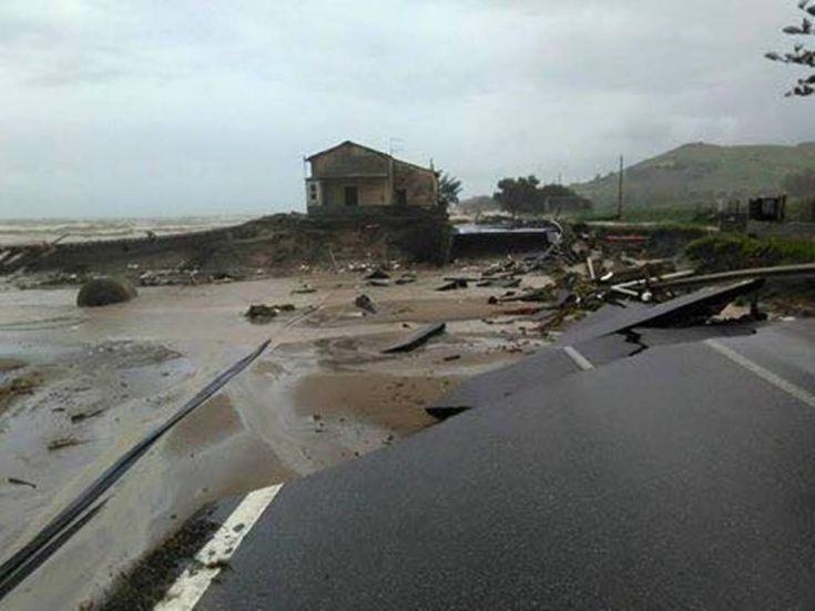La Calabria si sbriciola sotto il maltempo: locride in ginocchio. Spazzati via diversi tratti della Statale 106 76 brancaleone rc (5)