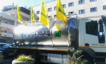 Produttori latte 'trasformano' il Metropolis in una stalla: ''Le multinazionali vi truffano'' (FOTO) 139 coldiretti-latte (28)