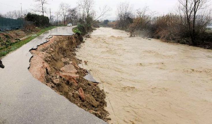 La Calabria si sbriciola sotto il maltempo: locride in ginocchio. Spazzati via diversi tratti della Statale 106 77 frana