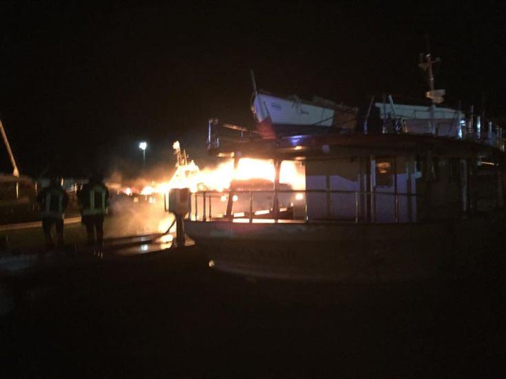 Cetraro, ennesima imbarcazione in fiamme nel porto turistico. Si indaga per stabilire se l'incendio è doloso 53 incendio-1
