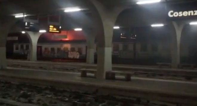 (VIDEO) Cosenza, quattro vagoni in disuso in fiamme alla stazione di Vaglio Lise 60 incendio vaglio lise