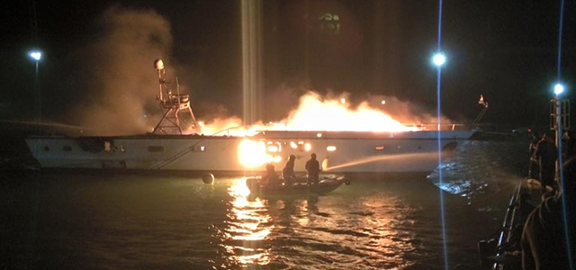 Cetraro, ennesima imbarcazione in fiamme nel porto turistico. Si indaga per stabilire se l'incendio è doloso 52 In collaborazione con www.cetraroinrete.it