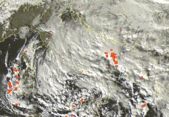 L'immagine del satellite mostra tutto il sud Italia alle prese con il forte matempo