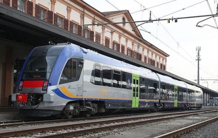 Nuova musica sui binari della linea Jonica: da Sibari a Reggio si viaggia con i moderni "Atr220 Swing" 56 ATR 220 Swing2 e1450511662274