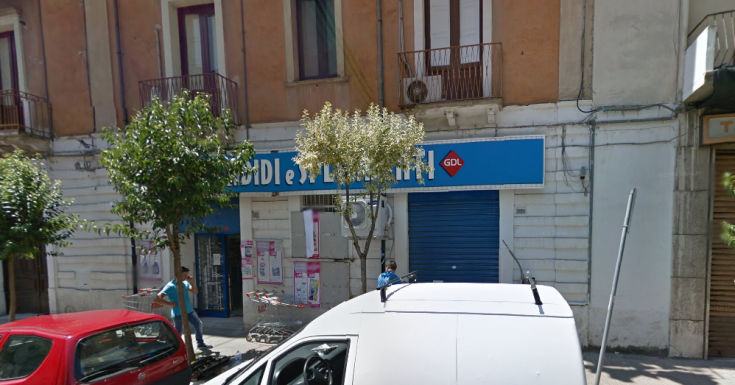 Rapina al negozio di detersivi "Splendidi e Splendenti" a Cosenza. Arrestato un 31enne, due i ricercati 54 Splendidi Spendenti negozio