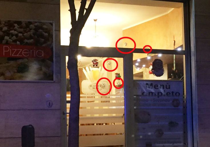 Cosenza: colpi di pistola ieri sera contro una pizzeria a Piazza Loreto, in corso le indagini (FOTO) 58 pizzeria intimidazione 01