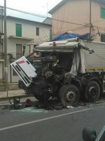 Scontro tra camion sulla statale 106 nel cosentino, tre feriti (FOTO) 68 106-camion3