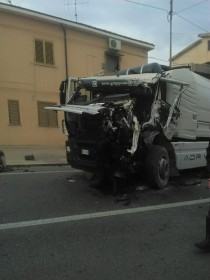 Scontro tra camion sulla statale 106 nel cosentino, tre feriti (FOTO) 67 106-camion4