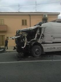 Scontro tra camion sulla statale 106 nel cosentino, tre feriti (FOTO) 65 106-camion6