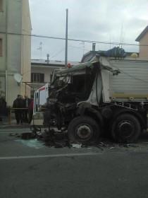 Scontro tra camion sulla statale 106 nel cosentino, tre feriti (FOTO) 64 106-camion7