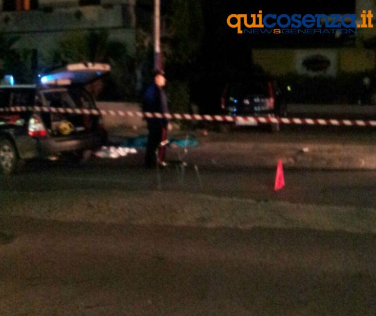 Drammatico incidente al bivio di Rose: coppia di pedoni investita da un'auto. Morta sul colpo una donna 56 Incindente Rose m