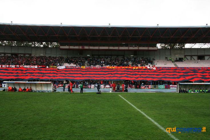 La splendida coreografia dei tifosi rossoblu