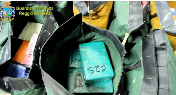 (VIDEO) Sequestrati oltre cento milioni di euro di cocaina purissima 56 Droga01
