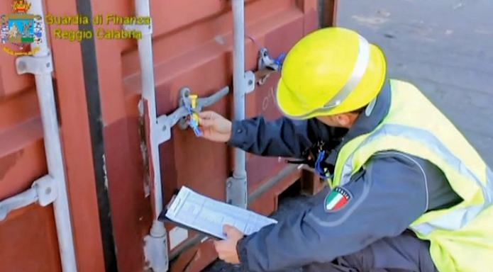 (VIDEO) Sequestrati oltre cento milioni di euro di cocaina purissima 57 Droga04
