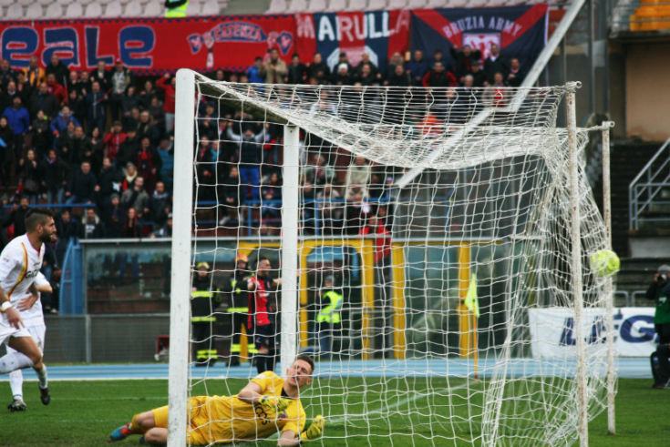 La Mantia di testa batte Grandi e pareggia per il Cosenza