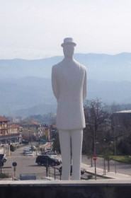 Statue Orrico da Andreotta a Santa Teresa, lo 'sfregio' all'arte e alla legalità (VIDEO MAIALE SGOZZATO) 65 statua-del-viaggiatore-castrolibero