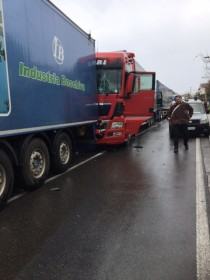 Tamponamento a catena tra camion sulla statale 106, traffico bloccato 54 tamponamento camion 106 roseto