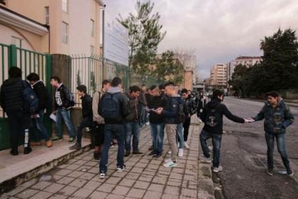 Studenti in piazza a Cosenza per dire no al contributo scolastico 56 COM 2