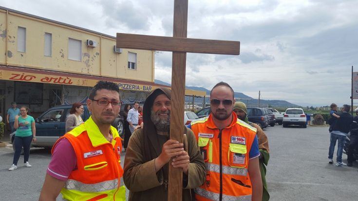 Biagio Conte ristorato dai ragazzi a Campora San Giovanni.