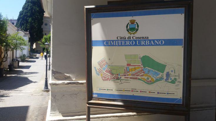 tabella cimitero Cosenza