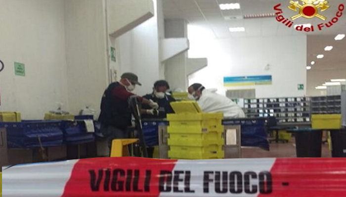 Poste, allarme antrace rientrato. Ma la vicenda si tinge di giallo 54 Vigili del fuoco antrace
