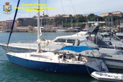 Abbandonano sedici persone vicino la costa, arrestati due ucraini 57 G.diF. R.O.A.N. Vibo Valentia(1)