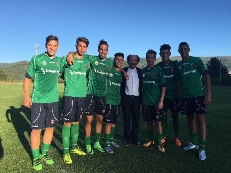 Prima a amichevole stagionale: Cosenza - Morrone finisce 8-0. Rebus Cavallaro 52 Il presidente attorniato dai giovani lupi
