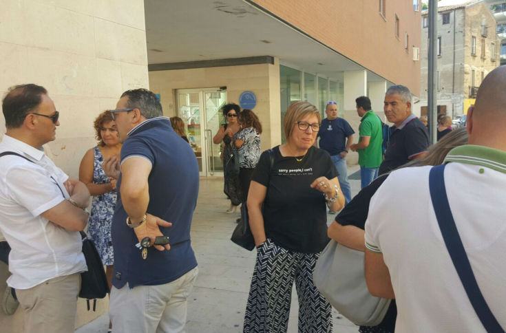 Vertenza CoopService, protesta degli operatori socio sanitari davanti l'Asp di Cosenza 57 Protesta asp corso umberto 02