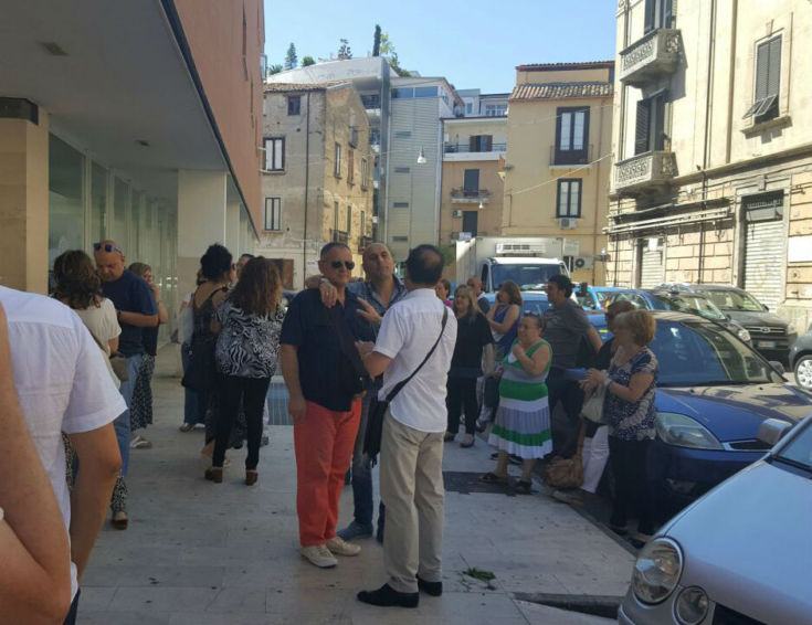 Vertenza CoopService, protesta degli operatori socio sanitari davanti l'Asp di Cosenza 56 Protesta asp corso umberto 03