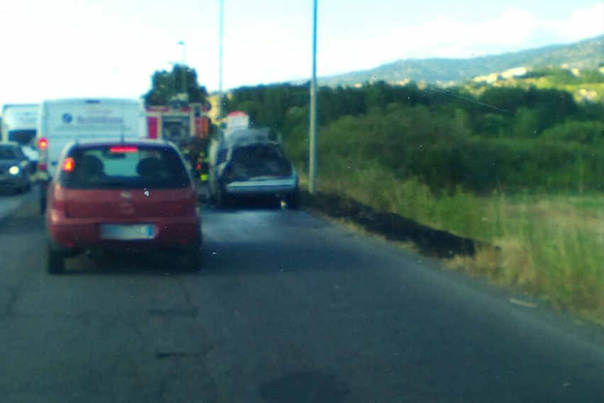 FOTONOTIZIA - Auto in fiamme in contrada Lecco a Rende 66 auto spenta rende