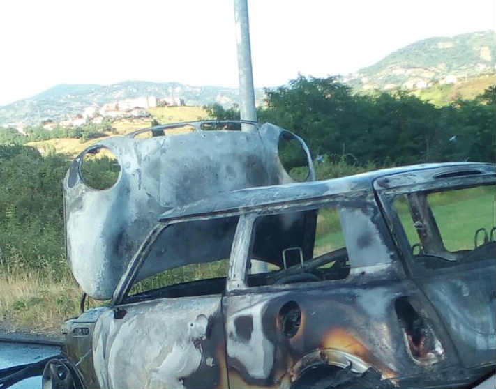 FOTONOTIZIA - Auto in fiamme in contrada Lecco a Rende 64 auto spenta rende2