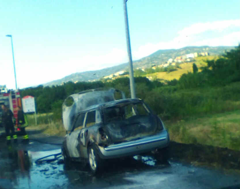 FOTONOTIZIA - Auto in fiamme in contrada Lecco a Rende 65 auto spenta rende3