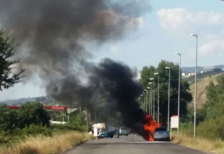 FOTONOTIZIA - Auto in fiamme in contrada Lecco a Rende 62 incendio minicooper c da lecco 1