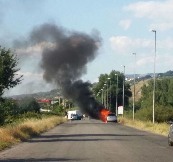 FOTONOTIZIA - Auto in fiamme in contrada Lecco a Rende 63 incendio minicooper c da lecco