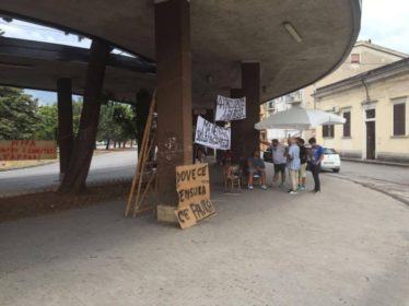 Autista si incatena nell'autostazione per riavere il proprio posto di lavoro 66 14163658_10209788812264495_339302912_o