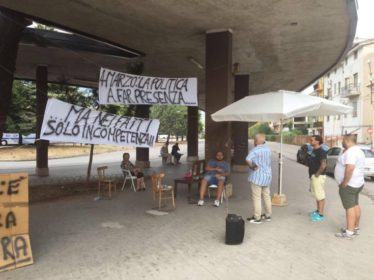 Autista si incatena nell'autostazione per riavere il proprio posto di lavoro 62 14163706_10209788812504501_897868671_o
