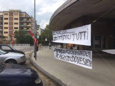 Autista si incatena nell'autostazione per riavere il proprio posto di lavoro 63 14164006_10209790319462174_662187851_o
