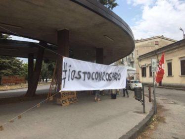 Autista si incatena nell'autostazione per riavere il proprio posto di lavoro 65 14215409_10209790185218818_1152090686_o