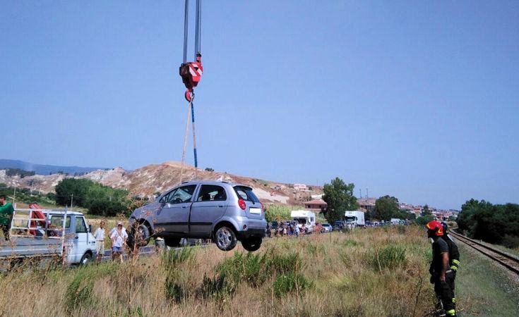 Ragazza sbanda con l'auto e blocca il traffico ferroviario 54 Gaurdavalle macchina2