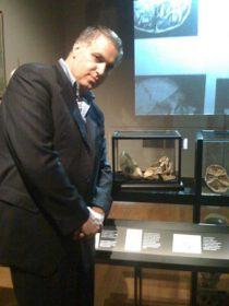 amedeo-colacino-nella-teca-il-teschio-del-brigante-giuseppe-villella