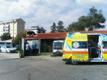 Cosenza, operaio licenziato occupa il tetto della sede di Ecologia Oggi 60 img_20160927_140606