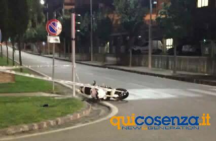 FOTONOTIZIA - Ancora un incidente su Viale Parco a Cosenza. Motociclista finisce in ospedale 56 moticilcista-incidente3