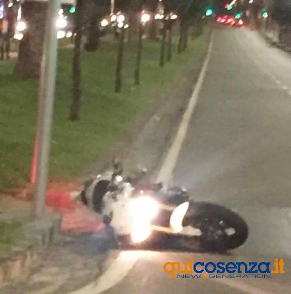 FOTONOTIZIA - Ancora un incidente su Viale Parco a Cosenza. Motociclista finisce in ospedale 57 moticilcista-incidente4