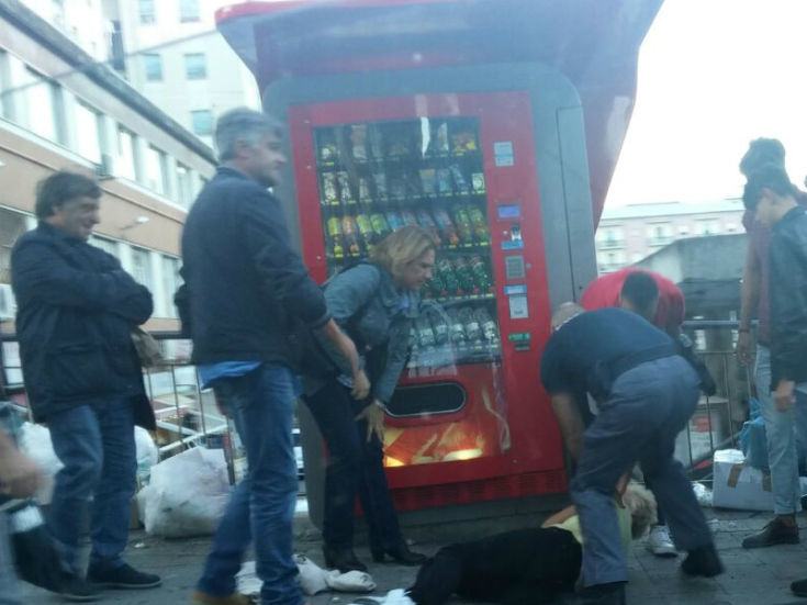 Donna in stato di alterazione tenta di lanciarsi dalla ringhiera dell'Autostazione, bloccata dai passanti 54 donna-autostazione-2