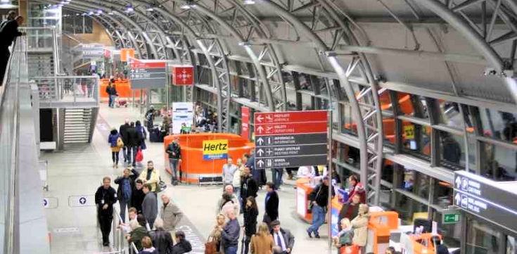 Modlin è il secondo aeroporti di Varsavia. Si trova a Modlin, una frazione di Nowy Dwór Mazowiecki, 40 km a nord-ovest di Varsavia