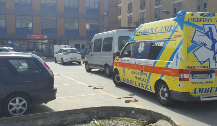 FOTONOTIZIA - Per entrare al pronto soccorso di Cosenza? Anche le ambulanze devono mettersi in fila 58 pronto-soccorso-fila-02