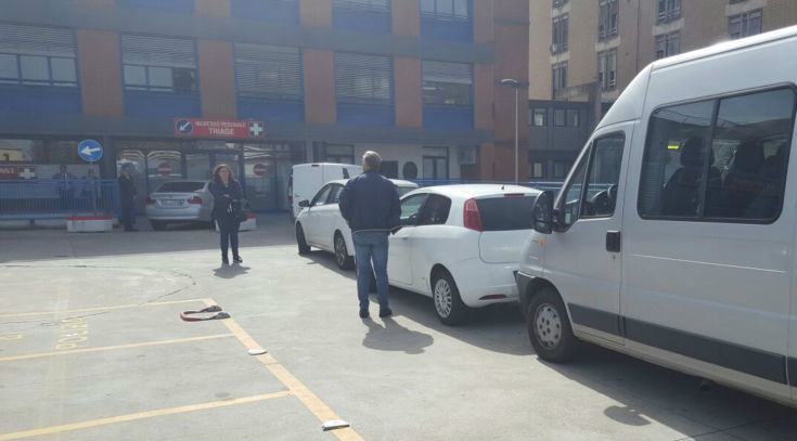FOTONOTIZIA - Per entrare al pronto soccorso di Cosenza? Anche le ambulanze devono mettersi in fila 59 pronto-soccorso-fila-05