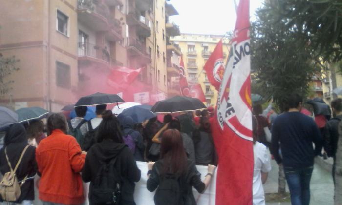 Studenti in piazza a Cosenza contro la "Scuola di classe". Tensioni con le Forze dell'ordine (FOTO - VIDEO) 54 scontri
