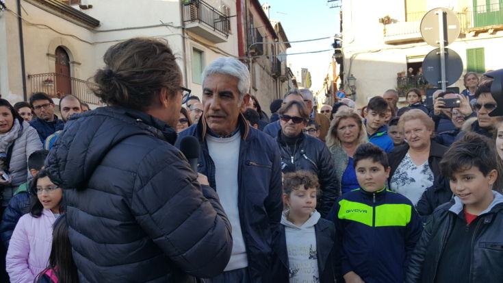 (FOTO E VIDEO) "Striscia la Notizia" torna a Celico, sotto i riflettori la discarica del patron del Crotone 71 20161128_153212